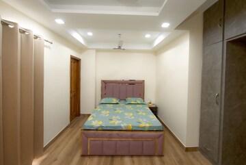 Bedroom in 3 BHK Builder Floor at Sector 42 – for Rent