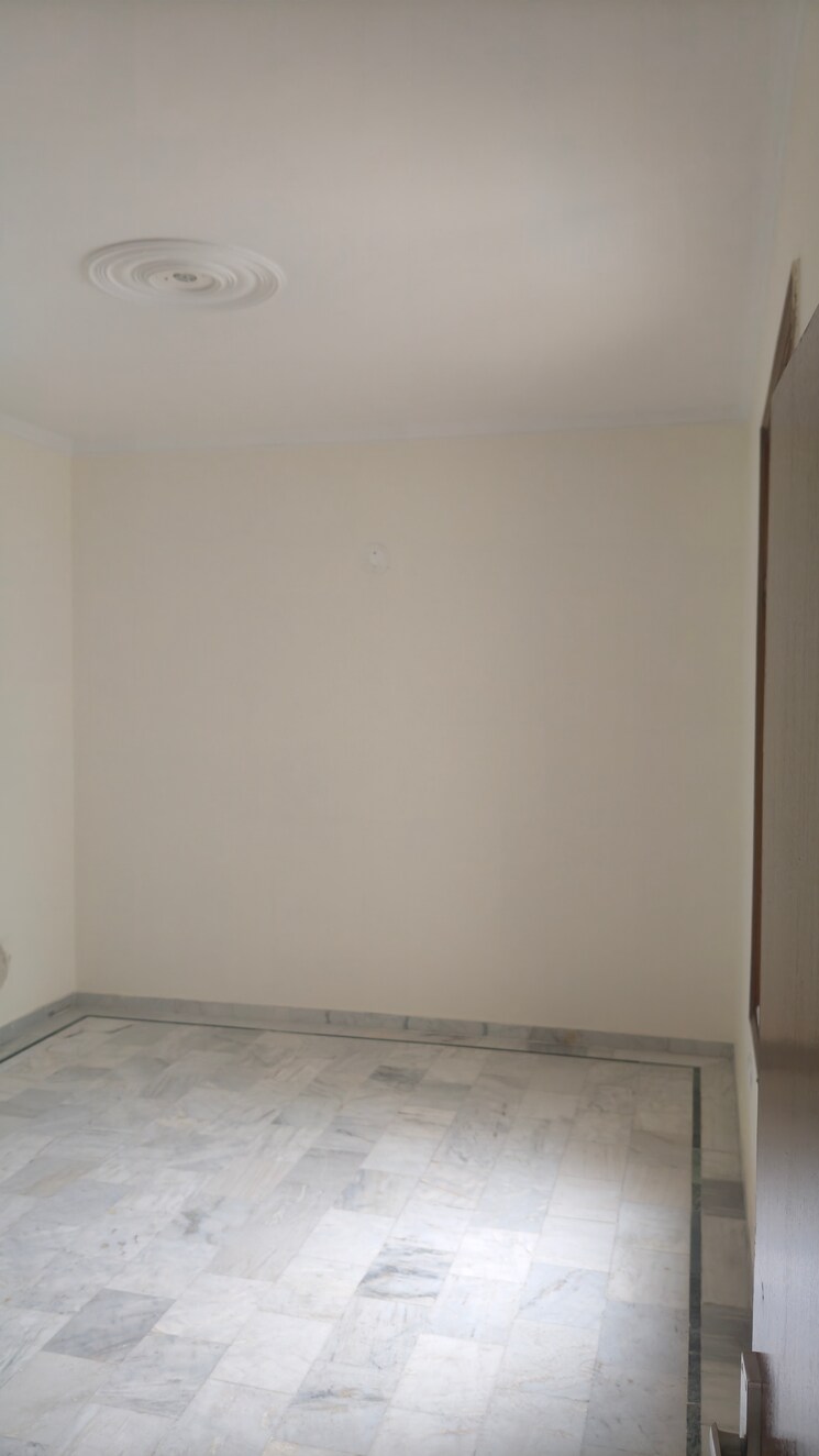 Room, ambala highway 3 Bedroom 100 Sq.Yd. Independent House In Ambala Highway Zirakpur 8207585
