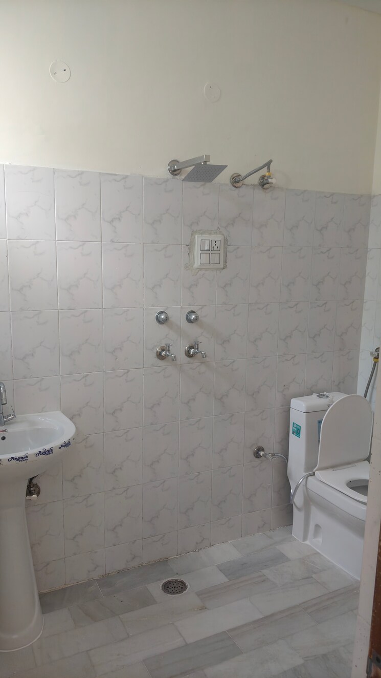 Bathroom, ambala highway 3 Bedroom 100 Sq.Yd. Independent House In Ambala Highway Zirakpur 8207585