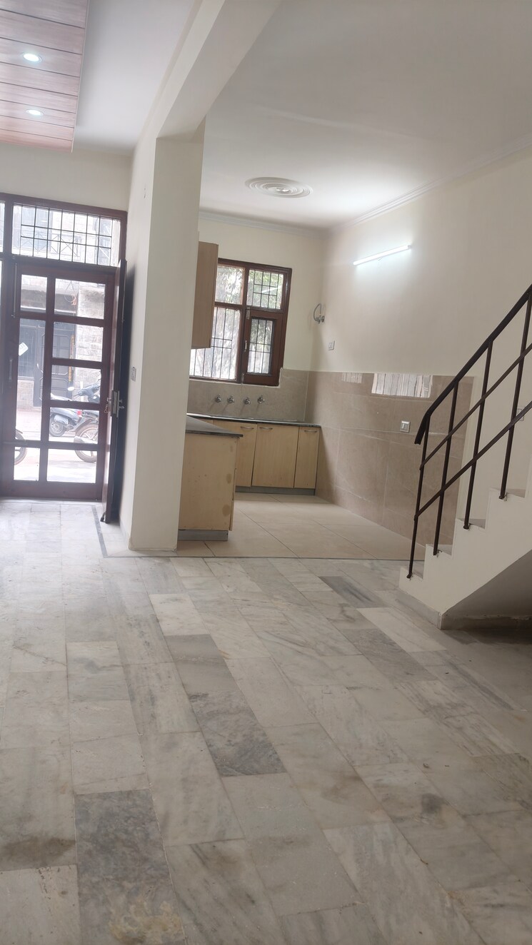 Room, ambala highway 3 Bedroom 100 Sq.Yd. Independent House In Ambala Highway Zirakpur 8207585