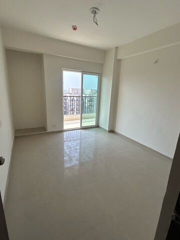 Room in 4 BHK Apartment at Windsor Paradise 2, Raj Nagar Extension – for Sale
