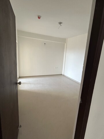 Room in 4 BHK Apartment at Windsor Paradise 2, Raj Nagar Extension – for Sale