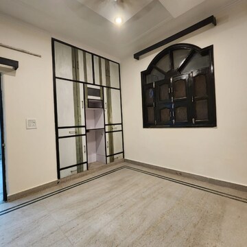 Room in 5 BHK Villa at Sushant Lok I – for Rent