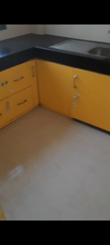 Room in 2.5 BHK Apartment at Wave City, Wave City – for Sale