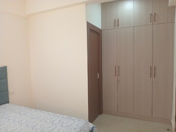 Room in 2 BHK Apartment at Suncity Avenue 76, Sector 76 – for Rent