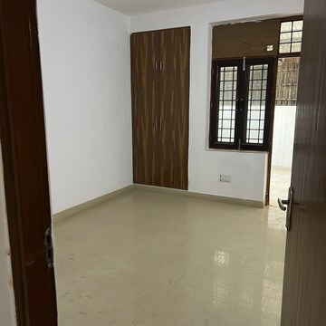 Room in 3 BHK Builder Floor at The Grand, Sector 52 – for Rent