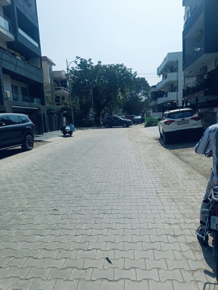  Parking, ardee-city 4 Bedroom 1800 Sq.Ft. Builder Floor In Sector 52 Gurgaon 8207884