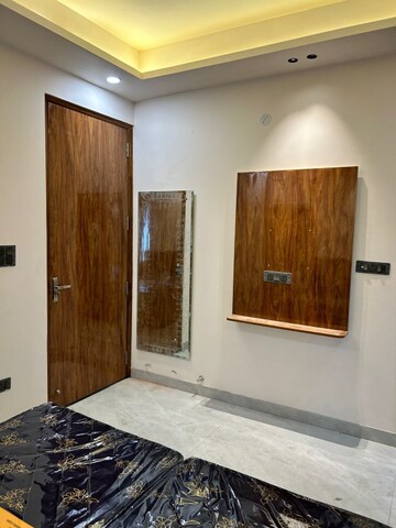 Room in 1 BHK Builder Floor at Super Mart 1, Sector 27 – for Rent