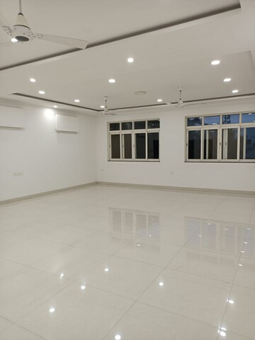 Room in 5 BHK Apartment at Aundh – for Sale