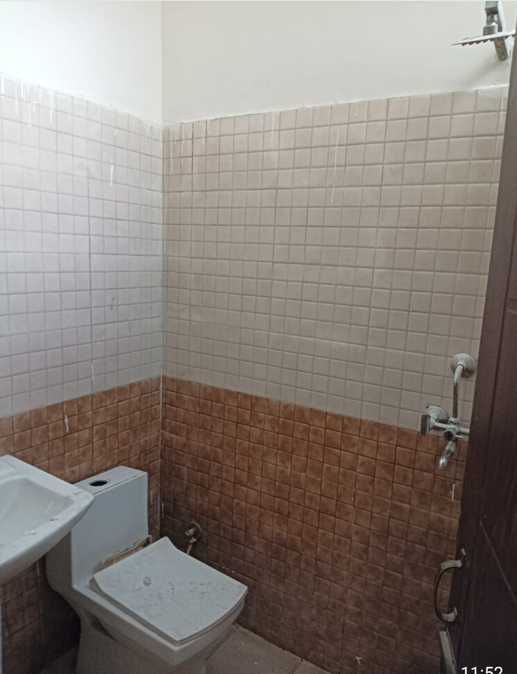 Bathroom, dhakoli village 4 Bedroom 1800 Sq.Ft. Builder Floor In Dhakoli Village Zirakpur 8208150