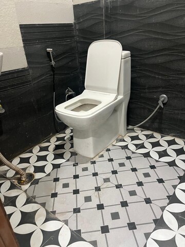 Bathroom in 1 BHK Builder Floor at Sector 43 – for Rent
