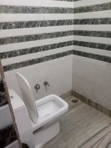 Bathroom in 1.5 BHK Builder Floor at Sector 18 – for Rent