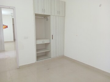 Room in 2 BHK Apartment at Suncity Avenue 76, Sector 76 – for Rent