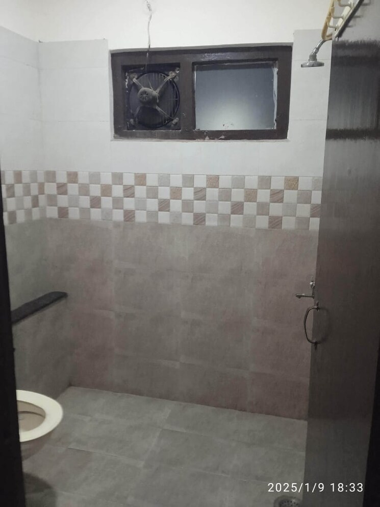 Bathroom, shakti khand 1 RK 550 Sq.Ft. Builder Floor In Shakti Khand Ghaziabad 8208372