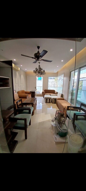 Master Bedroom in 4 BHK Builder Floor at DLF Royale Residences, Dlf Phase I – for Sale