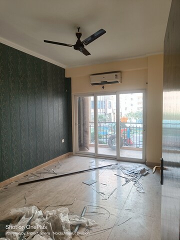 Room in 3.5 BHK Apartment at Antriksh Nature, Sector 52 – for Rent