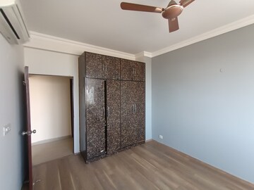 Room in 4 BHK Apartment at Indiabulls Enigma, Sector 110 – for Rent
