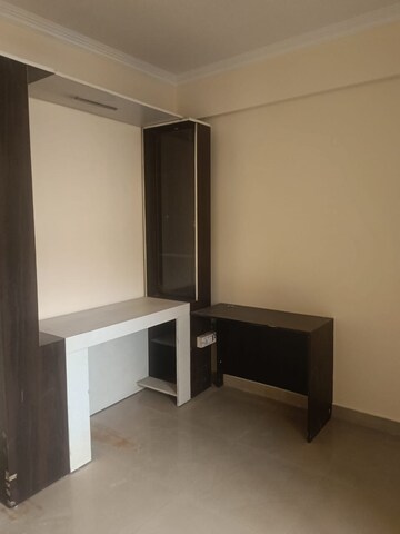 Room in 3 BHK Apartment at Amrapali Silicon City, Sector 76 – for Rent