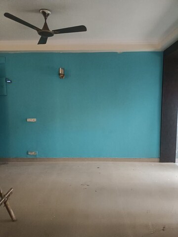 Room in 3 BHK Apartment at Amrapali Silicon City, Sector 76 – for Rent