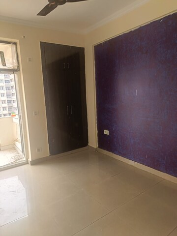 Room in 3 BHK Apartment at Amrapali Silicon City, Sector 76 – for Rent