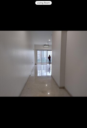 Room in 3 BHK Apartment at Kalpataru Radiance, Goregaon West – for Rent