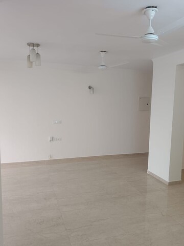 Room in 3 BHK Apartment at Omaxe The Palace, Gomti Nagar – for Rent