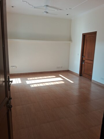 Room in 2 BHK Builder Floor at Ardee City, Sector 52 – for Rent