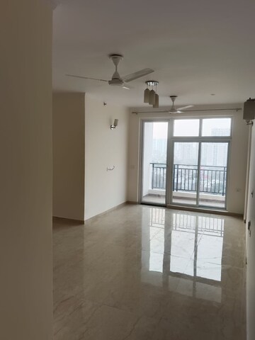Room in 3 BHK Apartment at Omaxe The Palace, Gomti Nagar – for Rent