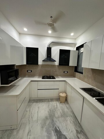 Master Bedroom in 3.5 BHK Builder Floor at BPTP Amstoria Country Floor, Sector 102 – for Sale