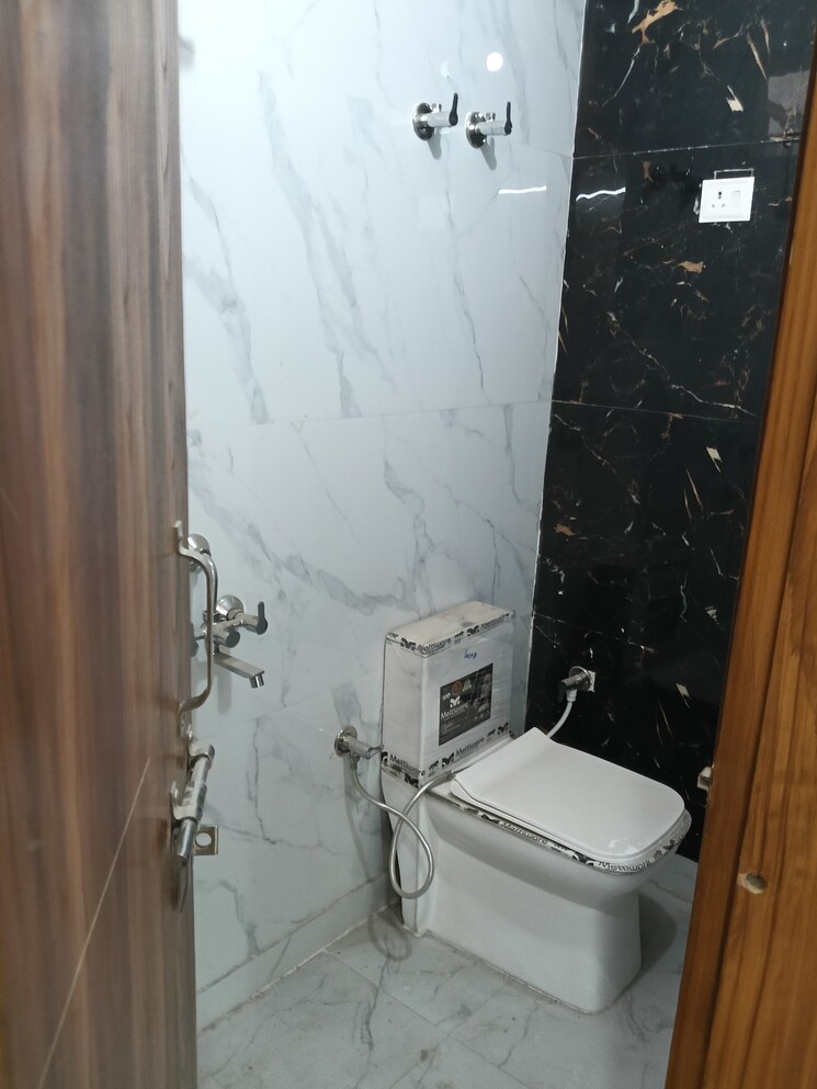 Bathroom, shalimar-apartments-shalimar-garden 3 Bedroom 1250 Sq.Ft. Builder Floor In Shalimar Garden Ghaziabad 8208694