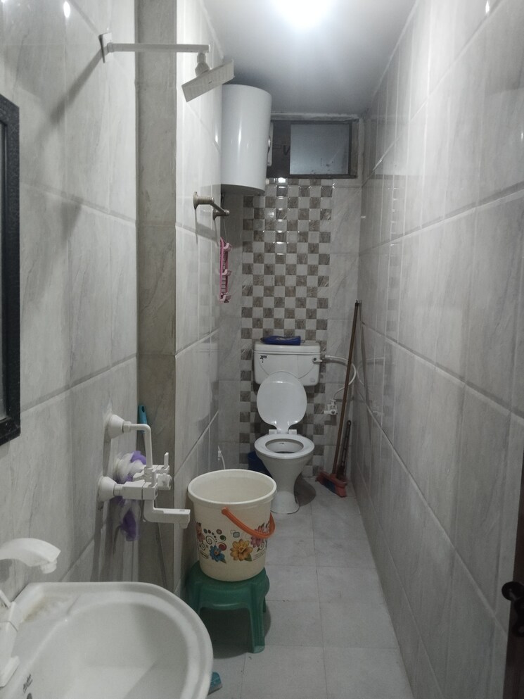 Bathroom, jamia nagar 3 Bedroom 100 Sq.Yd. Builder Floor In Jamia Nagar Delhi 8208771