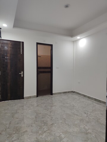 Room in 2 BHK Builder Floor at Sector 72 – for Rent