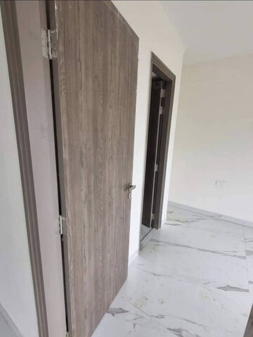 Building Lobby in 3.5 BHK Builder Floor at Smart World Gems, Sector 89 – for Sale
