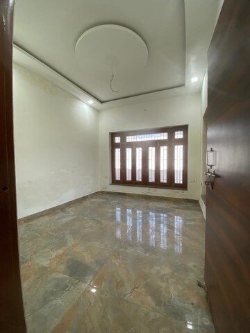 Room in 4 BHK Independent House at Ansal Sushant Golf city, Sushant Golf City – for Rent