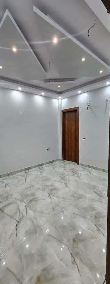 Room in 6 BHK Builder Floor at Niranjanpur – for Sale