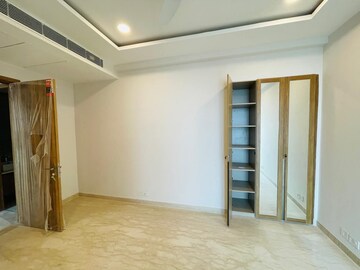 Room in 2 BHK Apartment at Ambience Creacions, Sector 22 – for Rent
