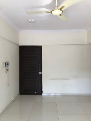 Room in 1 BHK Apartment at Crescent Landmark, Andheri East – for Rent