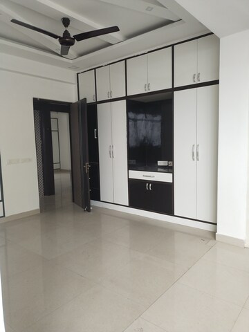 Furnished Amenities in 4 BHK Apartment at Bhawna Apartment, Sector 43 – for Sale