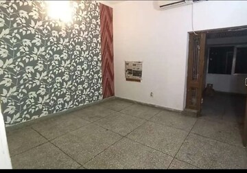 Room in 1 BHK Builder Floor at Sector 20 – for Rent