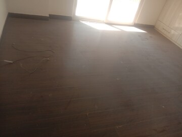 Room in 2.5 BHK Apartment at Mahagun Mywoods, Sector 16c Greater Noida – for Rent