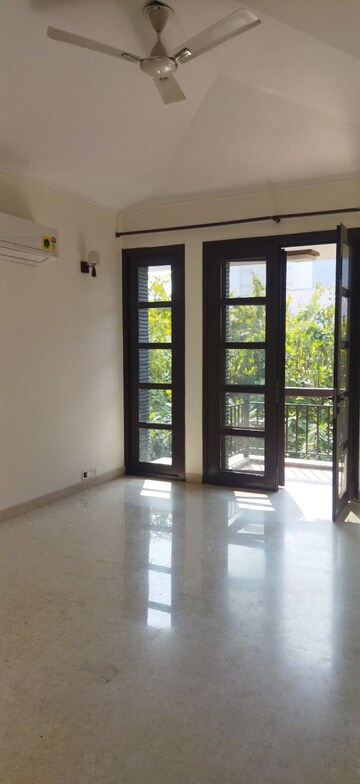 Room in 5 BHK Villa at Vipul Tatvam Villas, Sector 48 – for Rent