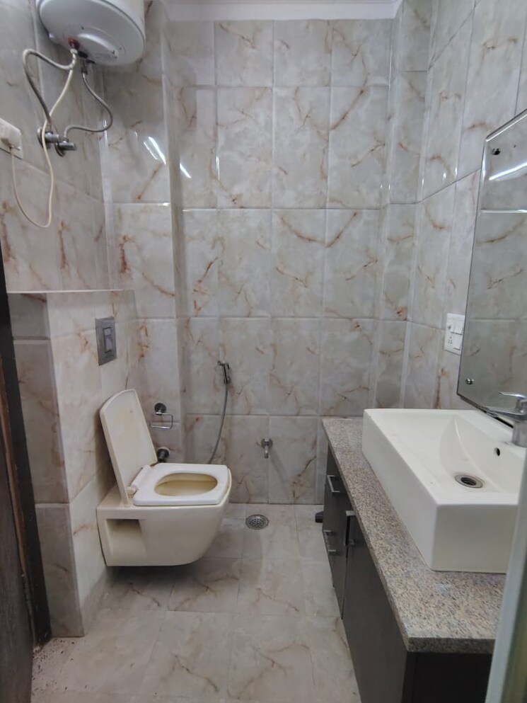 Bathroom, greater kailash ii 3 Bedroom 1800 Sq.Ft. Builder Floor In Greater Kailash ii Delhi 8209068
