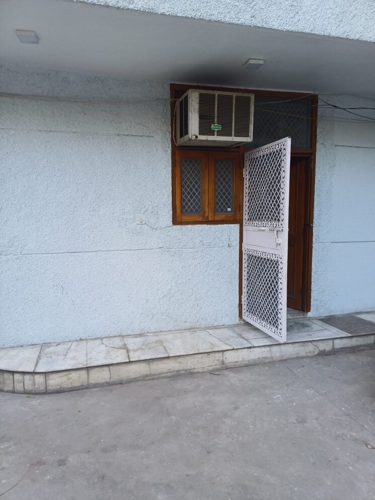 Exterior View, paschim vihar 2.5 Bedroom 100 Sq.Yd. Apartment In Paschim Vihar Delhi 8209098