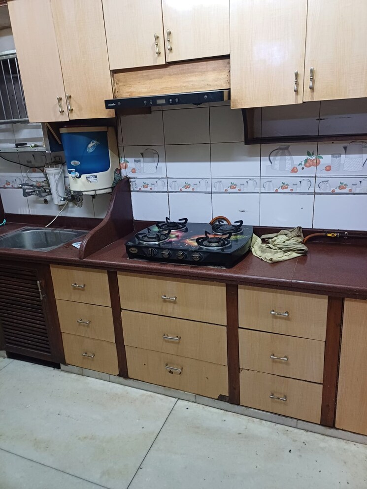 Kitchen, paschim vihar 2.5 Bedroom 100 Sq.Yd. Apartment In Paschim Vihar Delhi 8209098