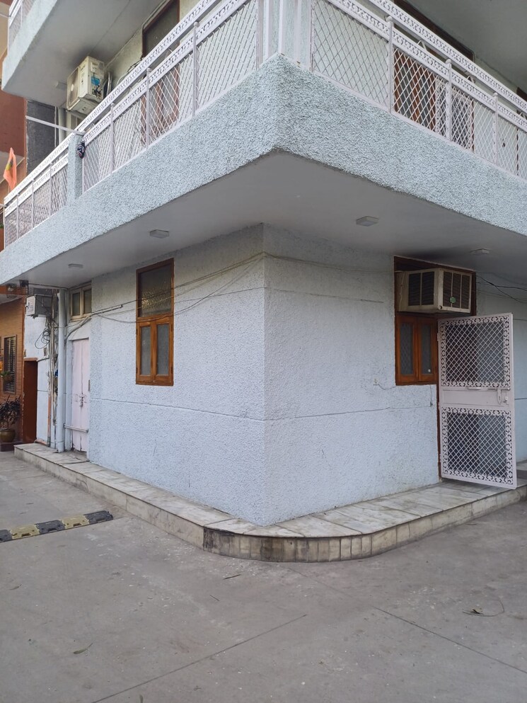 Exterior View, paschim vihar 2.5 Bedroom 100 Sq.Yd. Apartment In Paschim Vihar Delhi 8209098