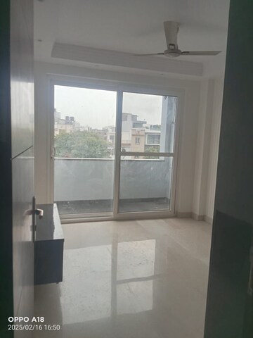 Room in 3 BHK Builder Floor at Vivek Vihar – for Rent