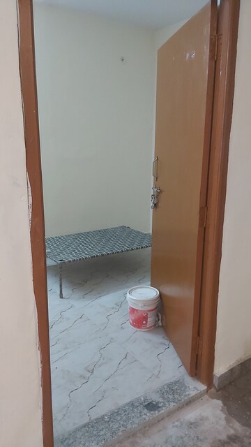 Furnished Amenities in 1.5 BHK Builder Floor at Mayur Vihar – for Rent