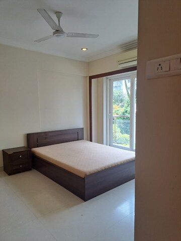 Room in 3 BHK Apartment at Zakaria House, Bandra West – for Rent