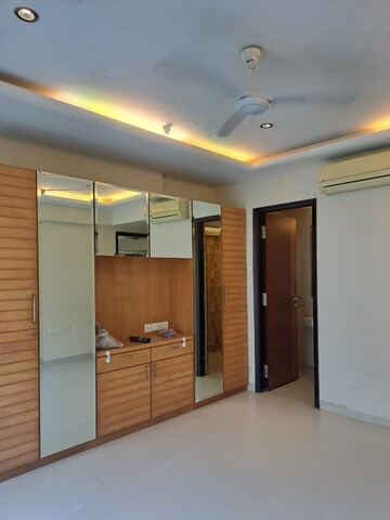 Room in 3 BHK Apartment at Zakaria House, Bandra West – for Rent