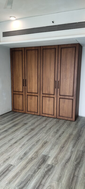 Room in 3 BHK Apartment at Rustomjee Paramount, Khar West – for Rent